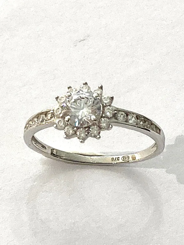 B9K21311OZG 1 bague marguerite or gris 375 oxydes de zirconium