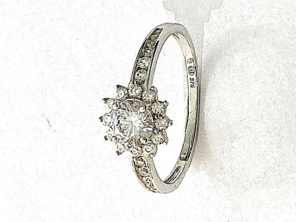 B9K21311OZG bague marguerite or gris 375 oxydes de zirconium